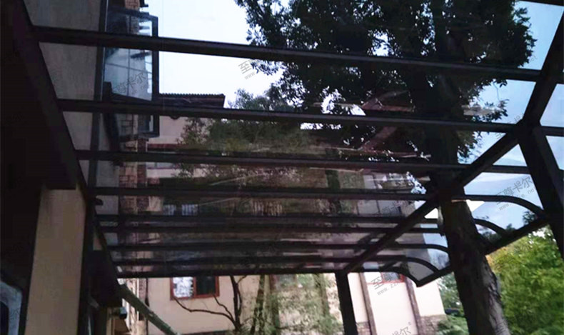 門前有棵樹，不想把樹砍了怎么搭建耐力板雨棚？