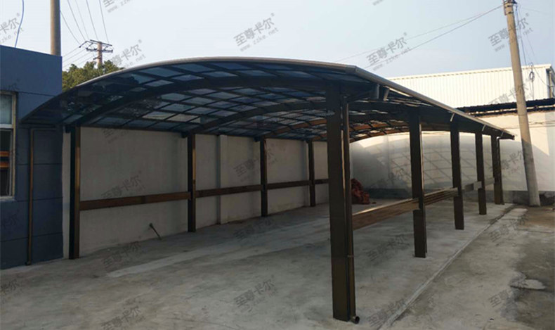 為解決員工需求，這些公司單位統一建造電動車車棚
